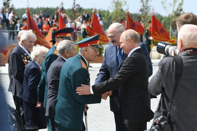 Путин передал ветерану записку во время открытия памятника во Ржеве. Мы узнали, что было внутри.