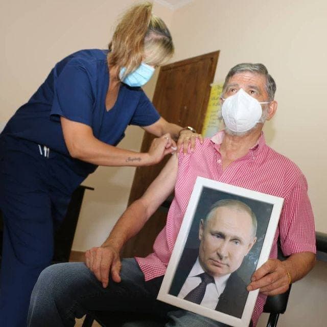 Путин в руке +100 к шансу выжить после прививки. - Мем