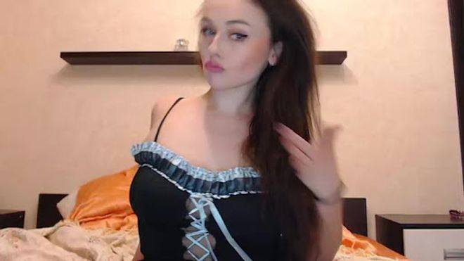Вебкамщицу из Питера засунула iPhone 13 mini в свою вагину
