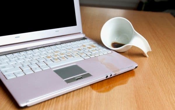 Среди поломок как компьютера, так и комплектующих первое место занимает попадание влаги (чая, кофе) на клавиатуру, - Загадка!