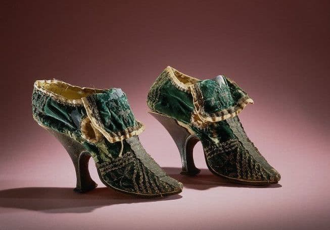 До начала XIX века обувь не разделяли на правую и левую, оба башмака были одинаковы. - Загадка!