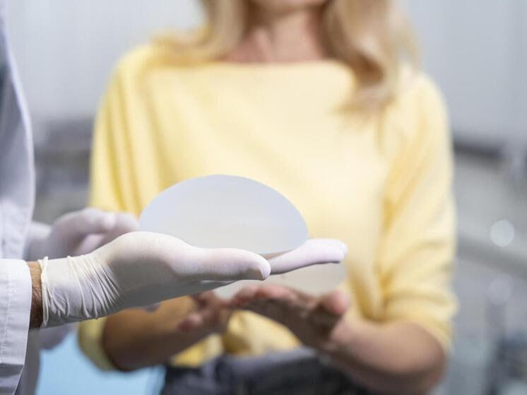 В России подешевеет увеличение груди.