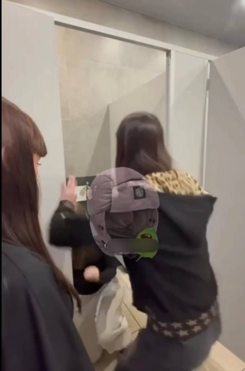 Школьница избила подругу в туалете и поставила на колени за nft мишку