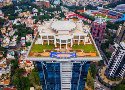 Роскошный двухэтажный особняк индийского миллиардера на крыше небоскреба