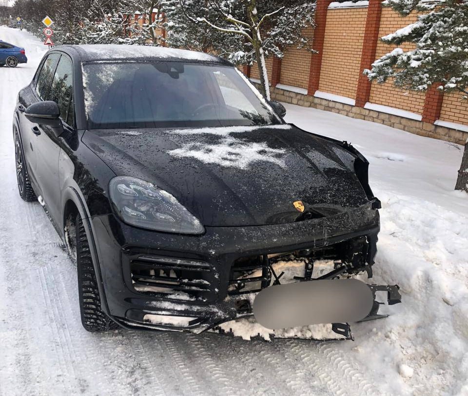 Женщина на Porsche задавила няню с ребенком. Мальчик погиб.