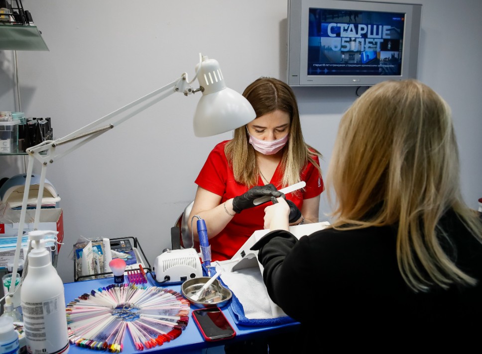 Россиянки массово отказываются от маникюра и ресниц