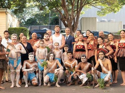Крис Хемсворт и Тайка Вайтити встретились с коренными австралийцами во время празднования Дня Австралии