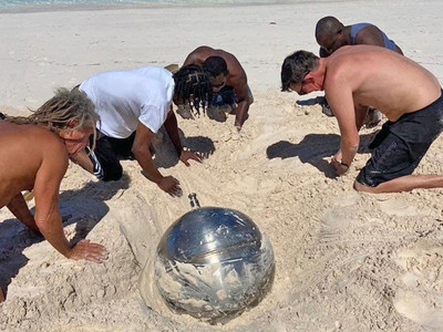 На Багамах нашли титановый шар с надписями на русском языке