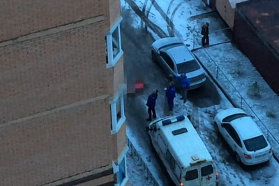 В Москве 14-летняя девочка выпрыгнула из окна на вписке, спасаясь от бойцовых собак.