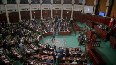 Президент Туниса приостановил работу парламента..