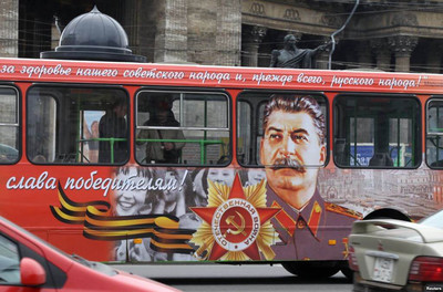 На 9 мая москвичам предложили украсить свои авто портретом Сталина.