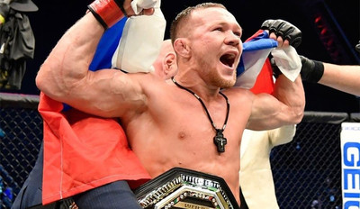 Пока вы спали, россиянин стал чемпионом UFC в легчайшем весе.