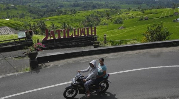 Власти Бали запретили туристам арендовать транспорт