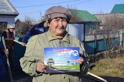 Бабка из башкирского села выиграла в конкурсе от местной газеты 5 тонн асфальта, его привезли и уложили у неё во дворе