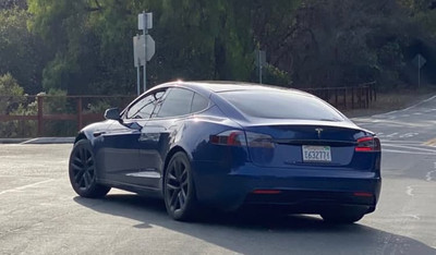 Прототип Tesla Model S с обновлённым дизайном «засветился» на дороге невдалеке от штаб-квартиры Tesla в Пало-Альто.