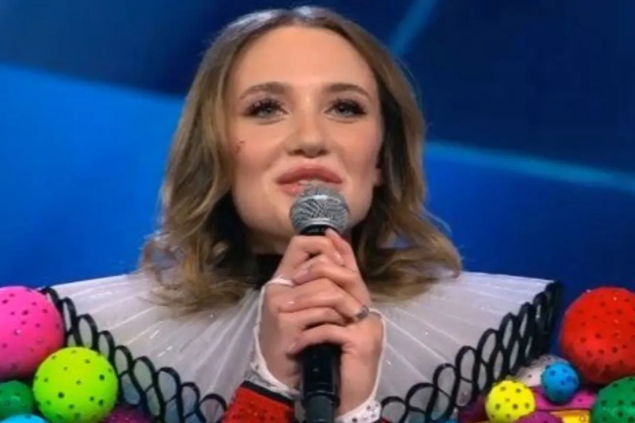 В последнем выпуске шоу Маска Сергей Лазарев узнал, что под маской выступает Миа Бойко